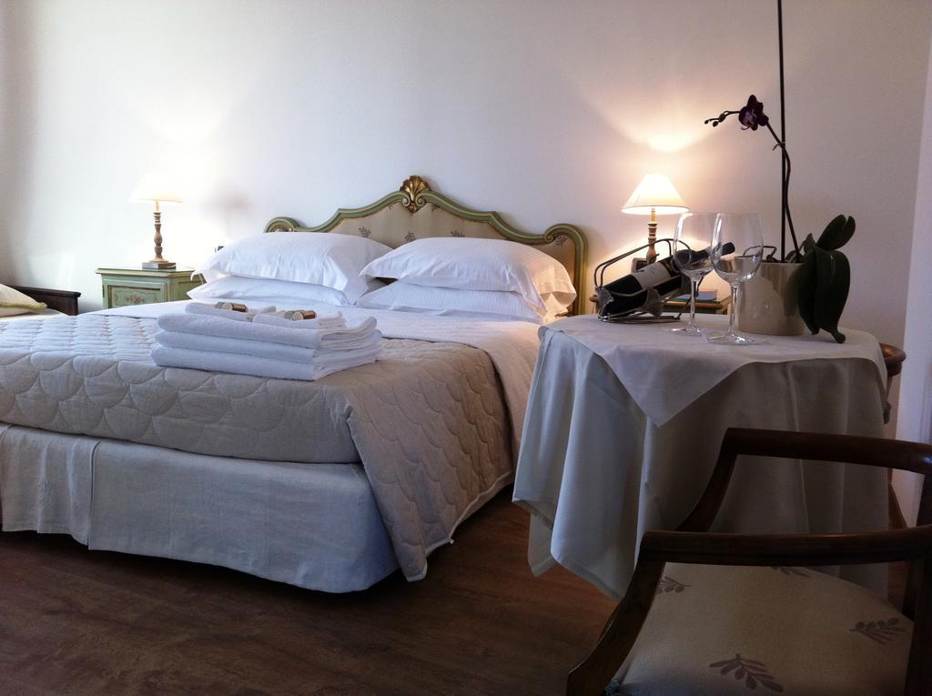 Hotel Cascina Castagneto CastellʼAlfero Pokoj fotografie